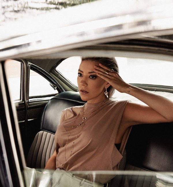 Blusa:Zara Pantalón: Welton Joyería: Bvlgari Maquillaje y peinado: Luis Gil