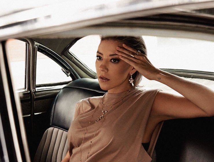 Blusa:Zara Pantalón: Welton Joyería: Bvlgari Maquillaje y peinado: Luis Gil