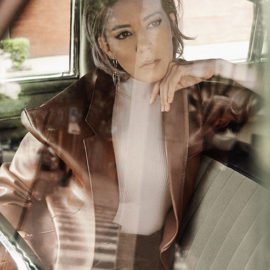 Blazer y falda: Jose Sánchez Top: H&M Joyería: Pomellato