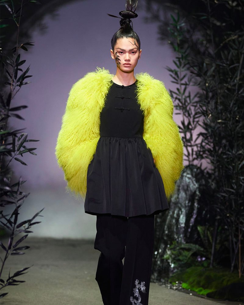 Angel Chen presentó "Daughter of the Dragon" en pasarela otoño-invierno 2021 