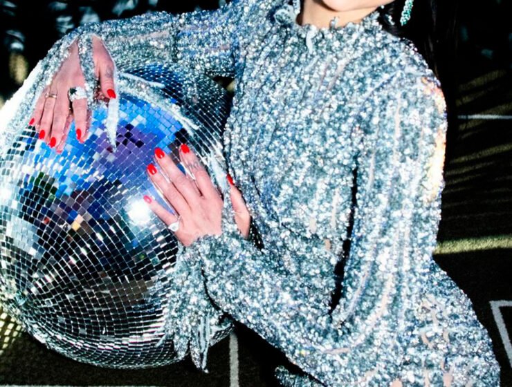 Dua Lipa llega en Balenciaga a fiesta del Oscar