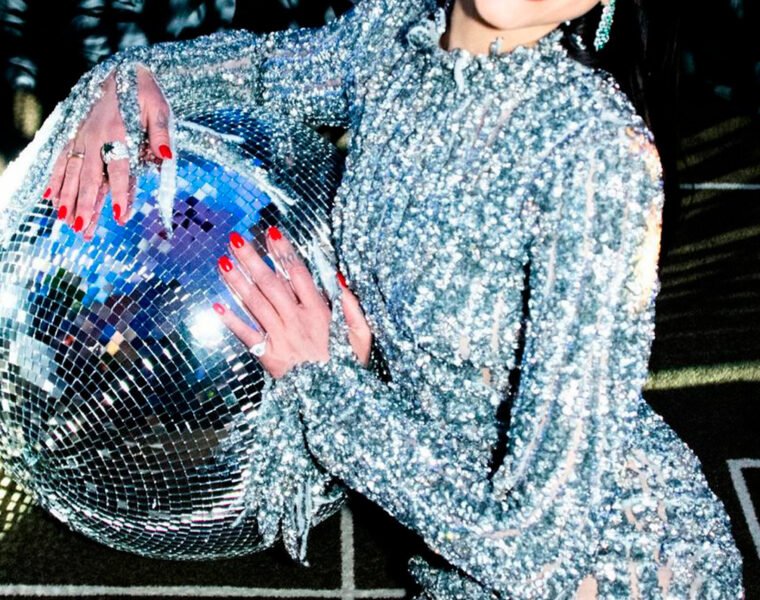 Dua Lipa llega en Balenciaga a fiesta del Oscar