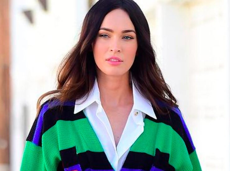 Megan Fox cautiva con un atuendo Versace