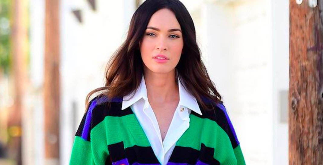 Megan Fox cautiva con un atuendo Versace