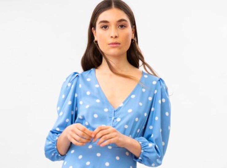 Vestido midi de lunares para usar esta primavera