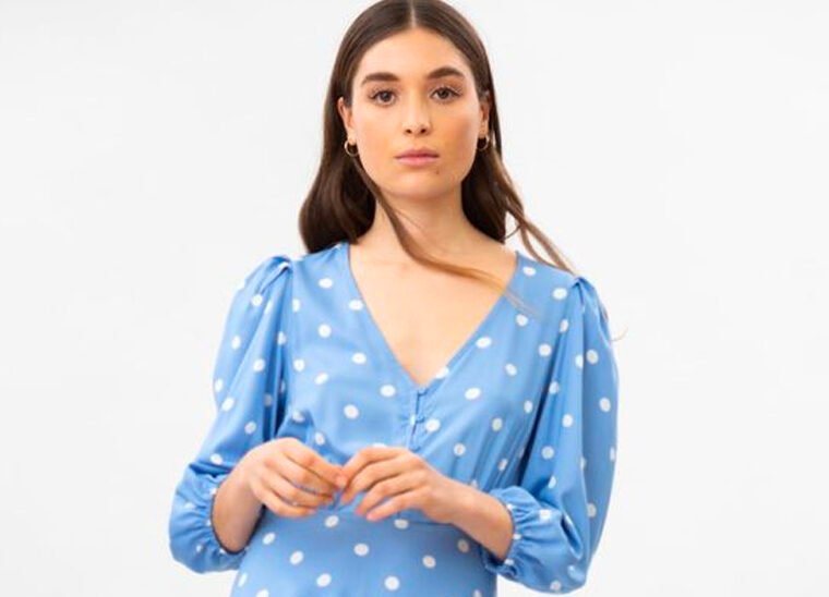 Vestido midi de lunares para usar esta primavera