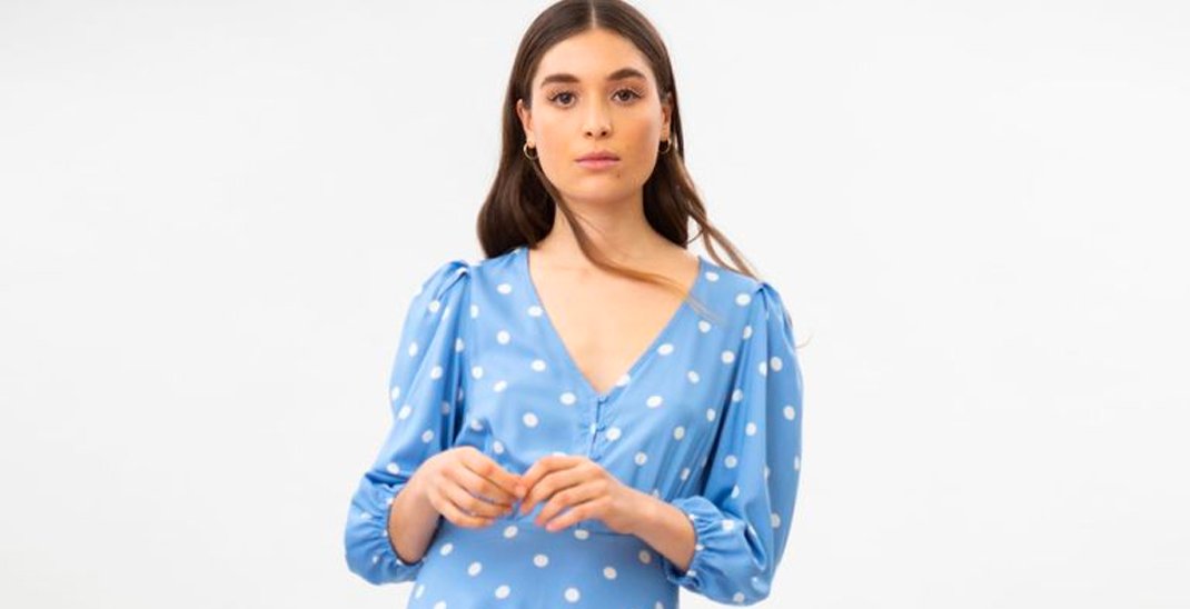 Vestido midi de lunares para usar esta primavera