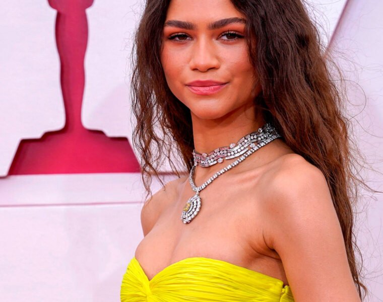 Zendaya luce triunfal con Valentino
