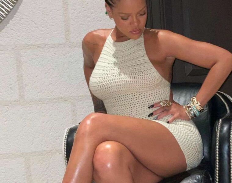 Rihanna deslumbra en vestido crochet