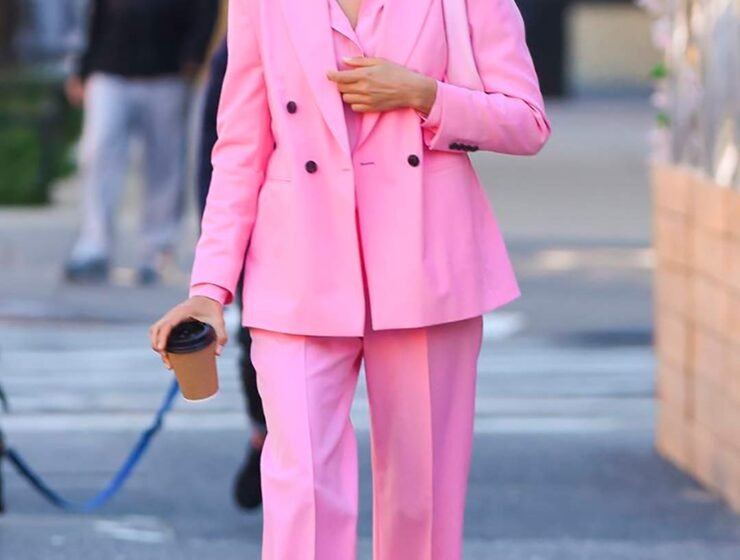 Irina Shayk pasea con increíble atuendo rosa de Hugo Boss