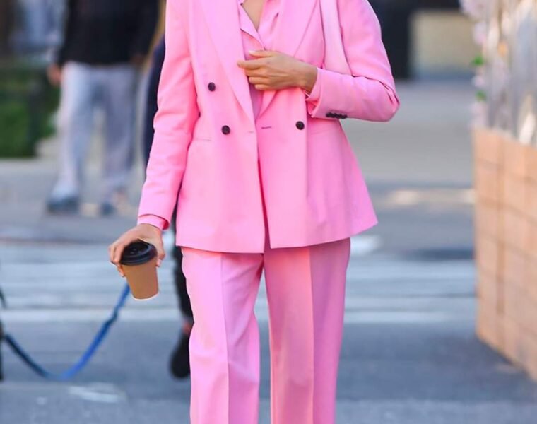 Irina Shayk pasea con increíble atuendo rosa de Hugo Boss