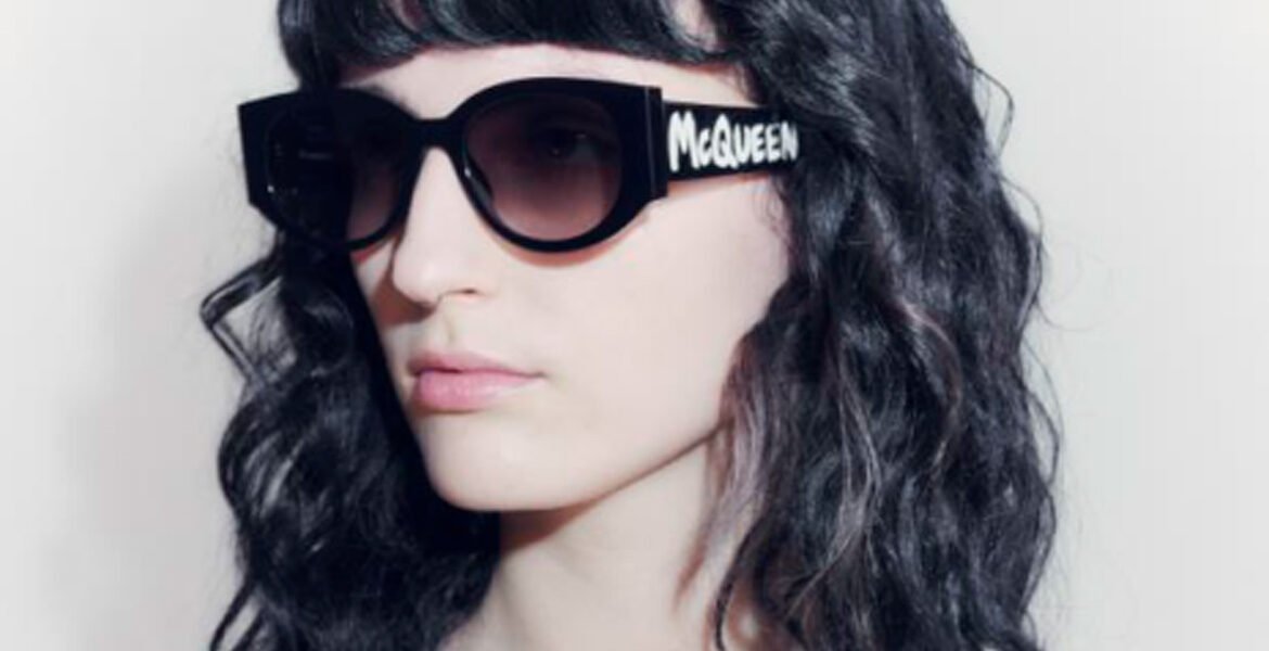 El simbolismo detrás del eyewear de Alexander McQueen