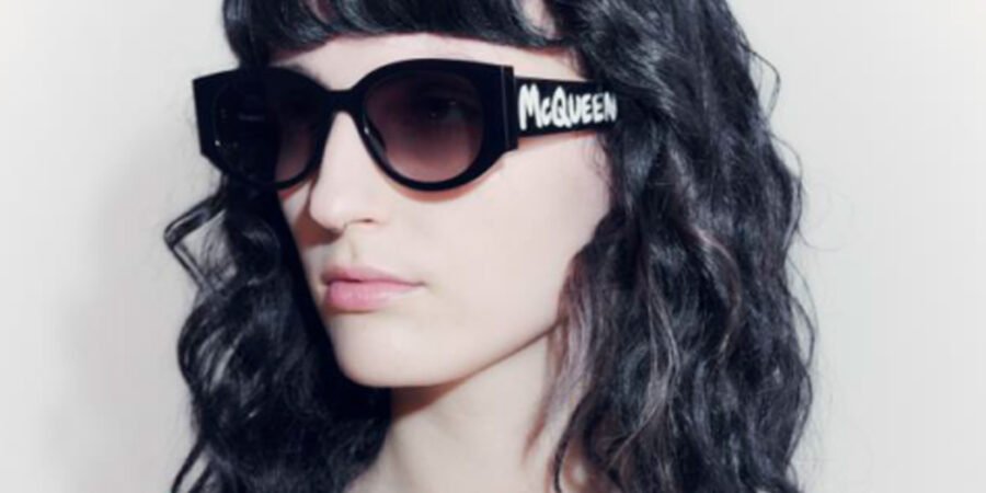 El simbolismo detrás del eyewear de Alexander McQueen