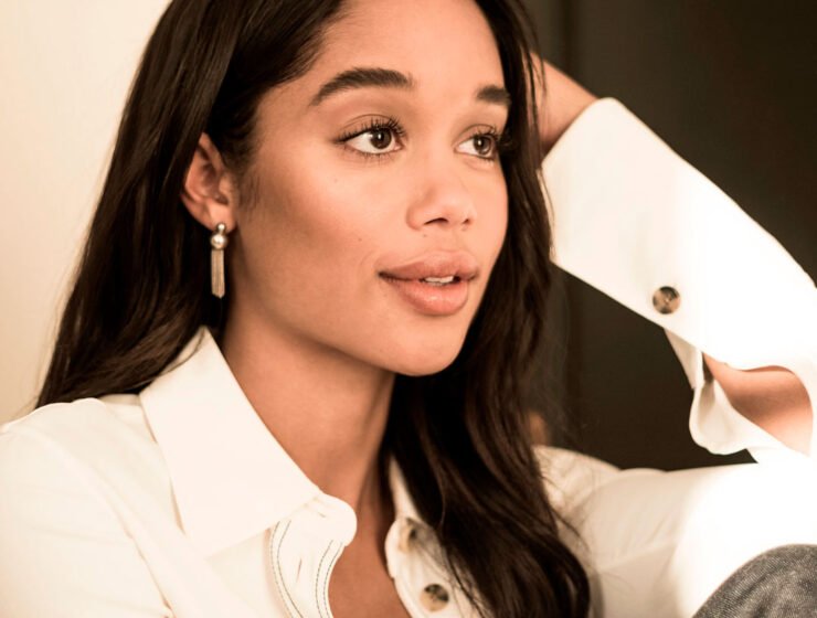 Laura Harrier te muestra cómo usar pantalones Khaite