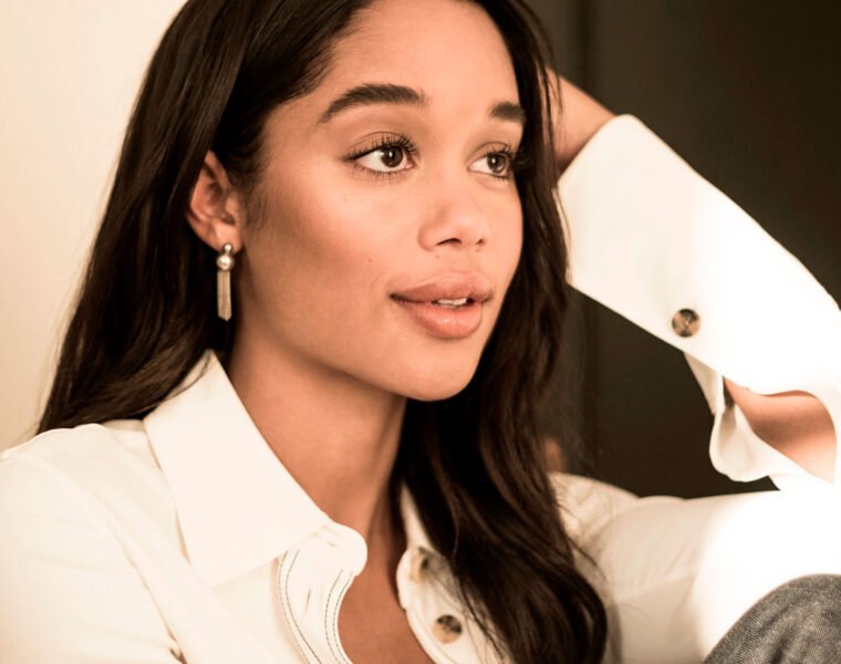 Laura Harrier te muestra cómo usar pantalones Khaite