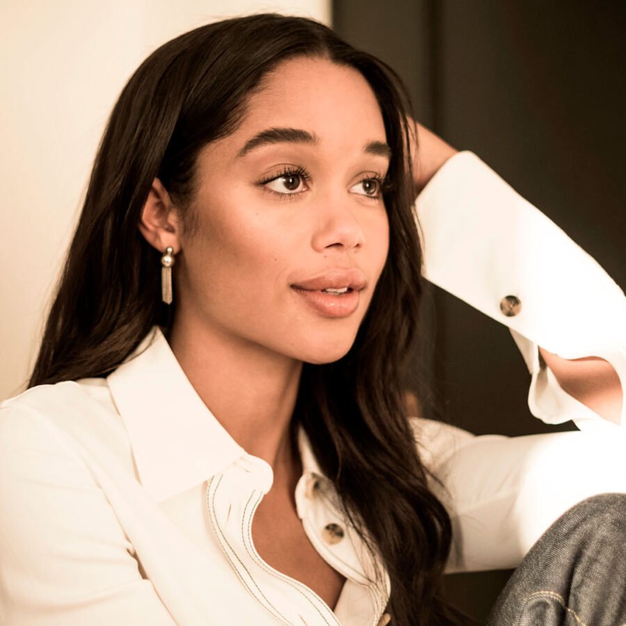 Laura Harrier te muestra cómo usar pantalones Khaite