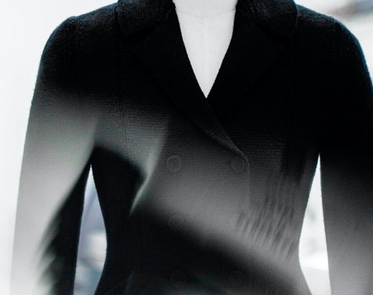 Dior reinventa su icónica Bar Jacket
