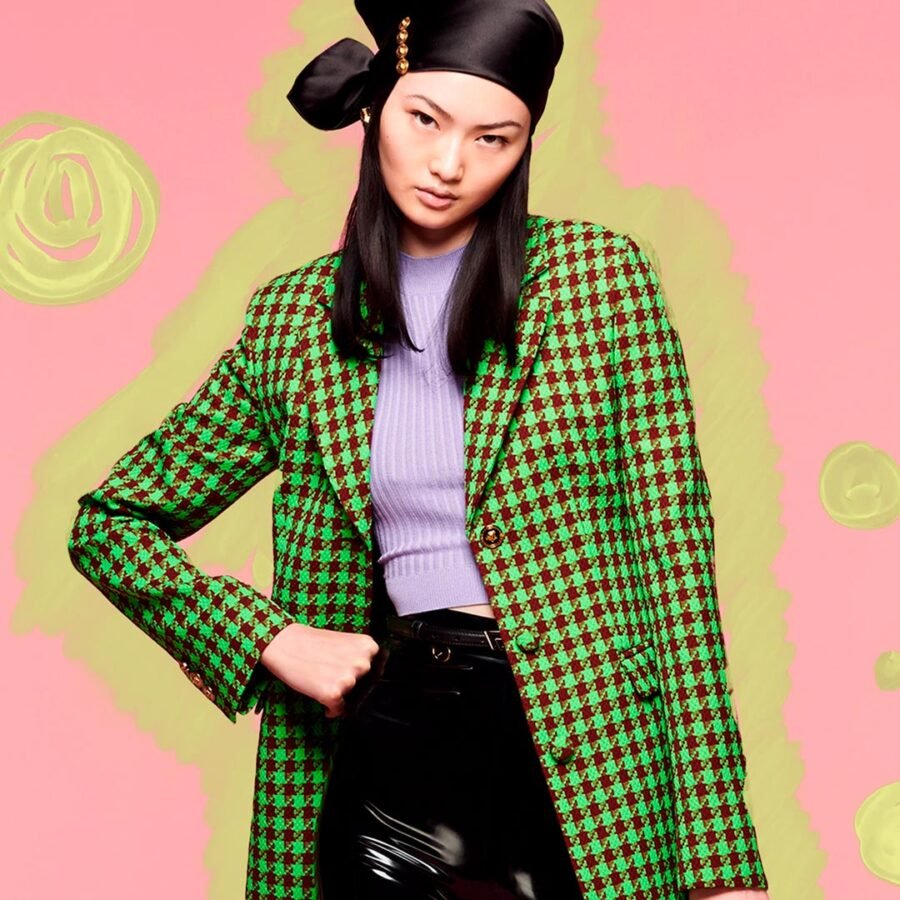 Versace lanza colección resort 2022