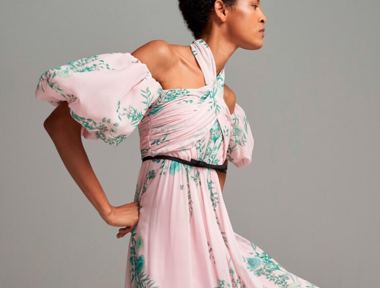 La luz que emite la nueva línea de Giambattista Valli proviene de la naturaleza y el alivio generado por la libertad que está comenzando a llegar.