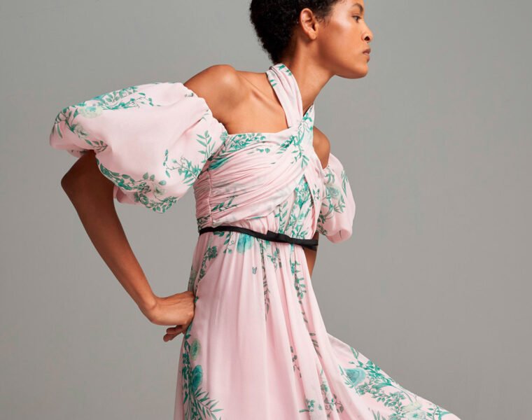 La luz que emite la nueva línea de Giambattista Valli proviene de la naturaleza y el alivio generado por la libertad que está comenzando a llegar.