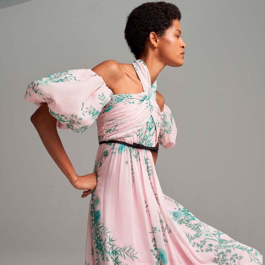 La luz que emite la nueva línea de Giambattista Valli proviene de la naturaleza y el alivio generado por la libertad que está comenzando a llegar.