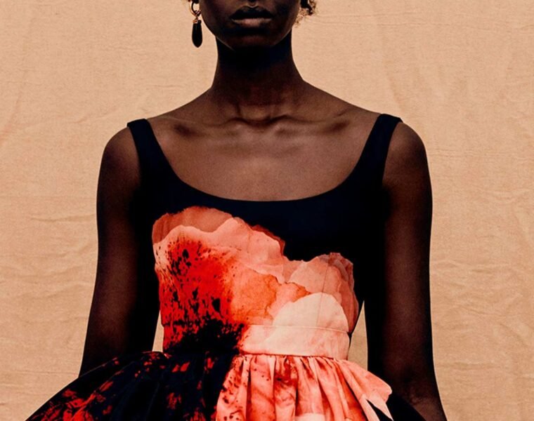 5 atuendos de Alexander McQueen inspirados por el arte