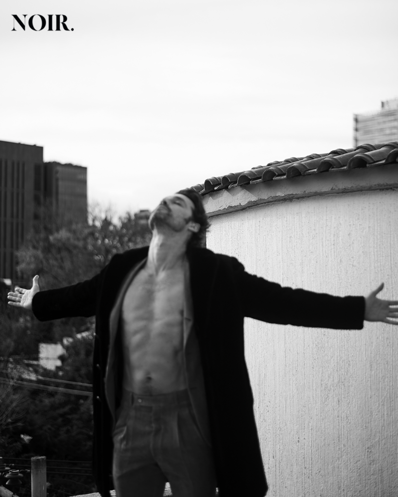 Abrigo: Hanson Traje: Tomorrowland Tailors