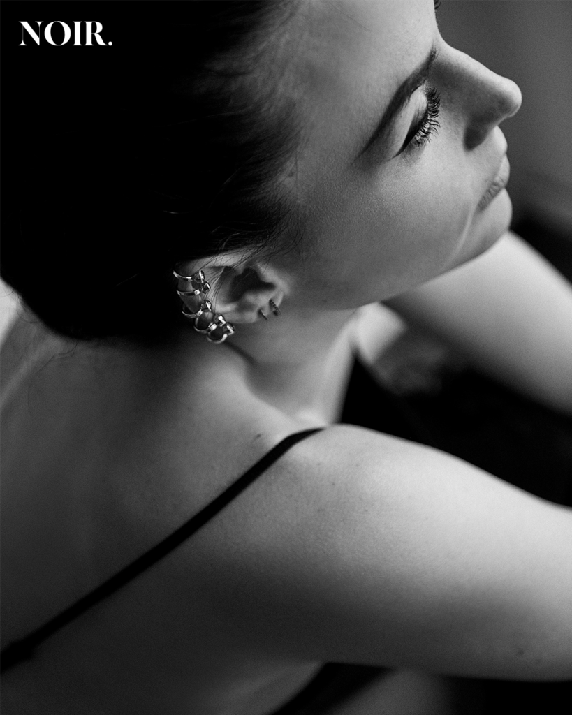 Top: ZARA. Falda: ALERSUNDI Ear cuff: ELISHEVA AND CONSTANCE