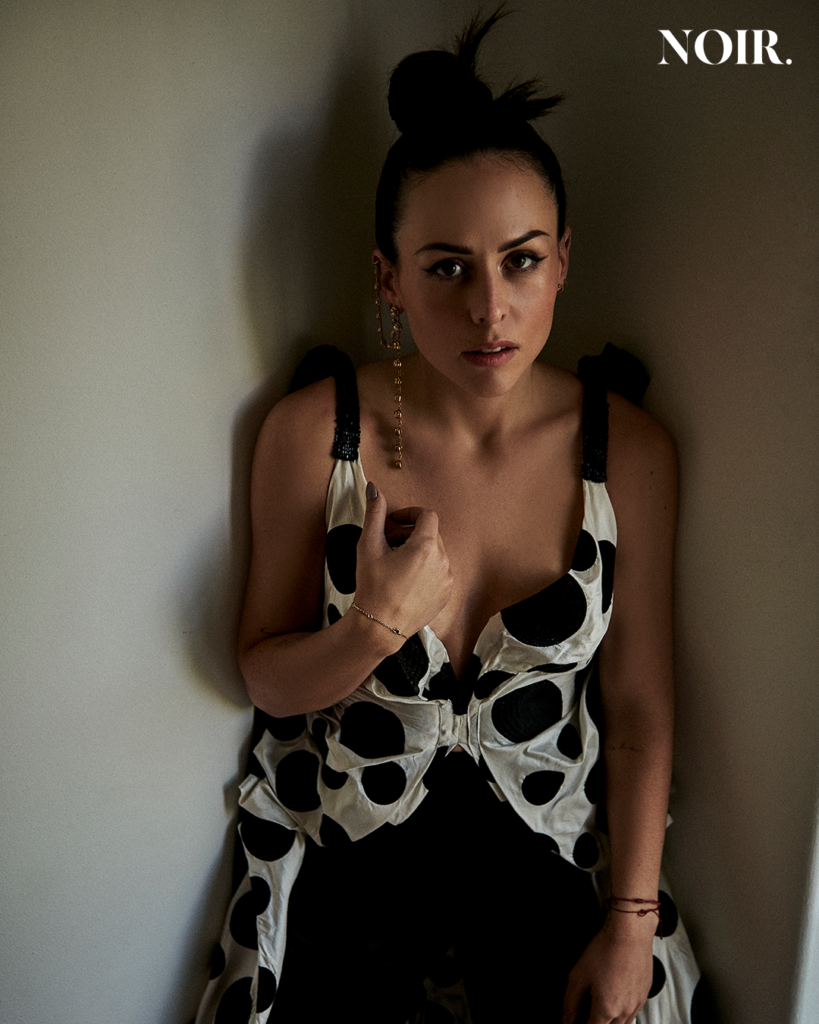 Vestido: YOLAN CRIS. Ear cuff: ELISHEVA AND CONSTANCE