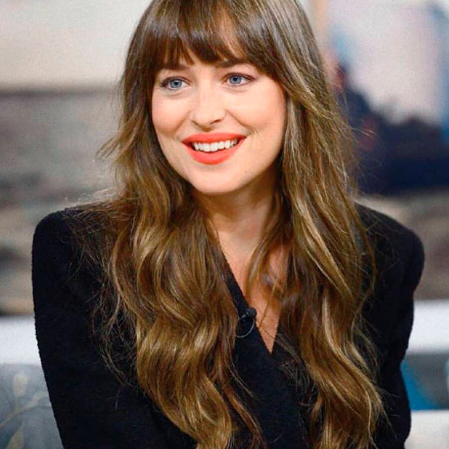 Dakota Johnson muestra con elegancia cómo se usan los jeans