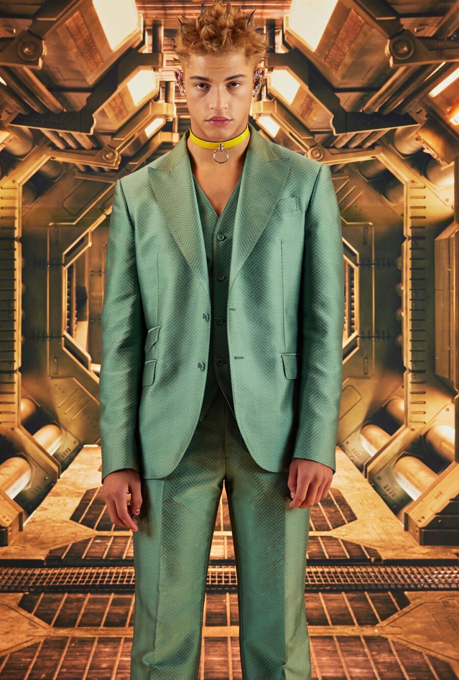 Moschino, del futuro llega el pre-fall 2022