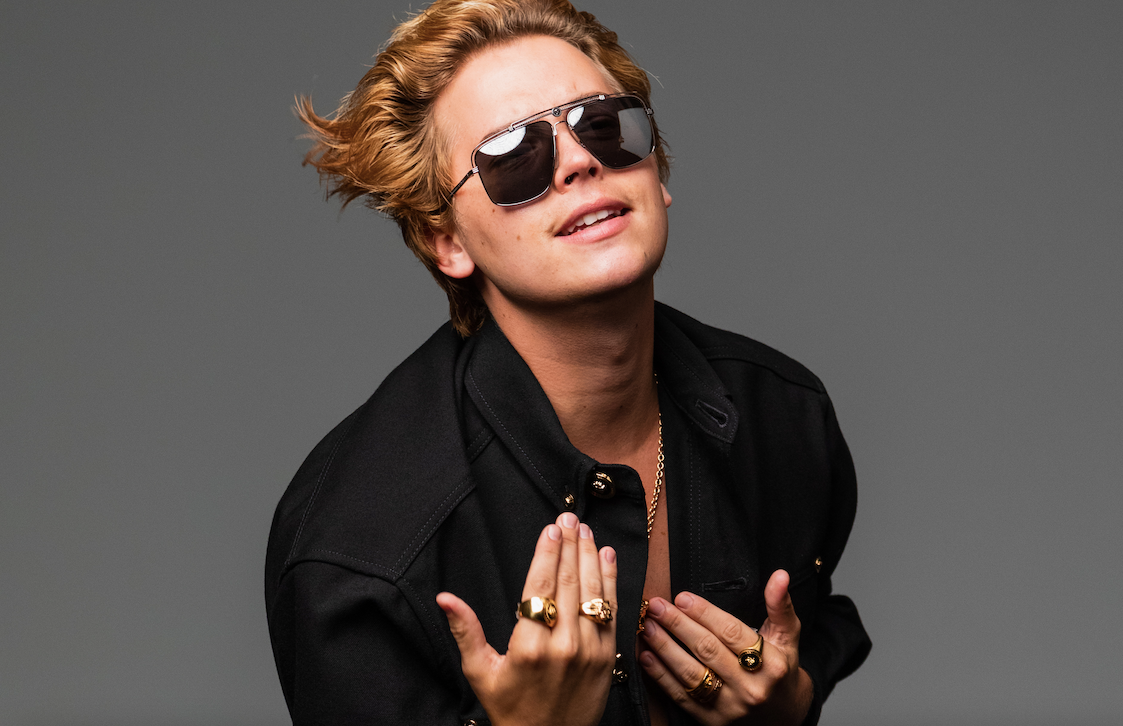 Cole Sprouse sorprende en Versace | Noir Magazine