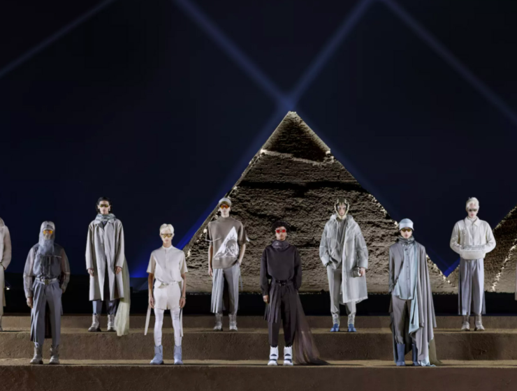 Dior en las pirámides de Giza, en Egipto.