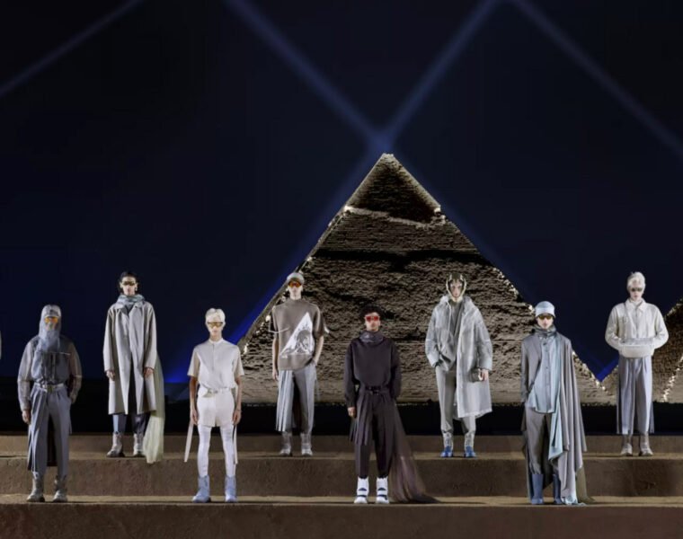 Dior en las pirámides de Giza, en Egipto.