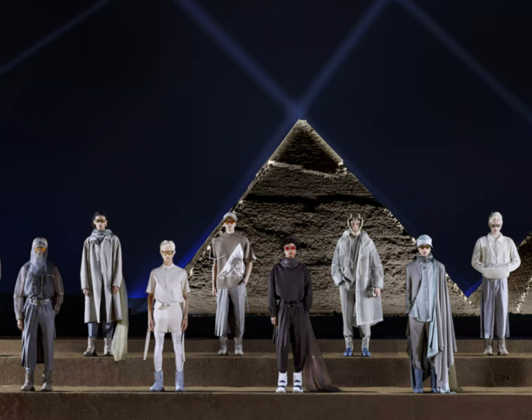 Dior en las pirámides de Giza, en Egipto.