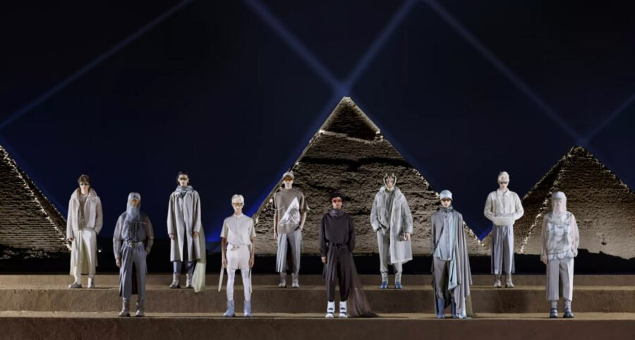 Dior en las pirámides de Giza, en Egipto.