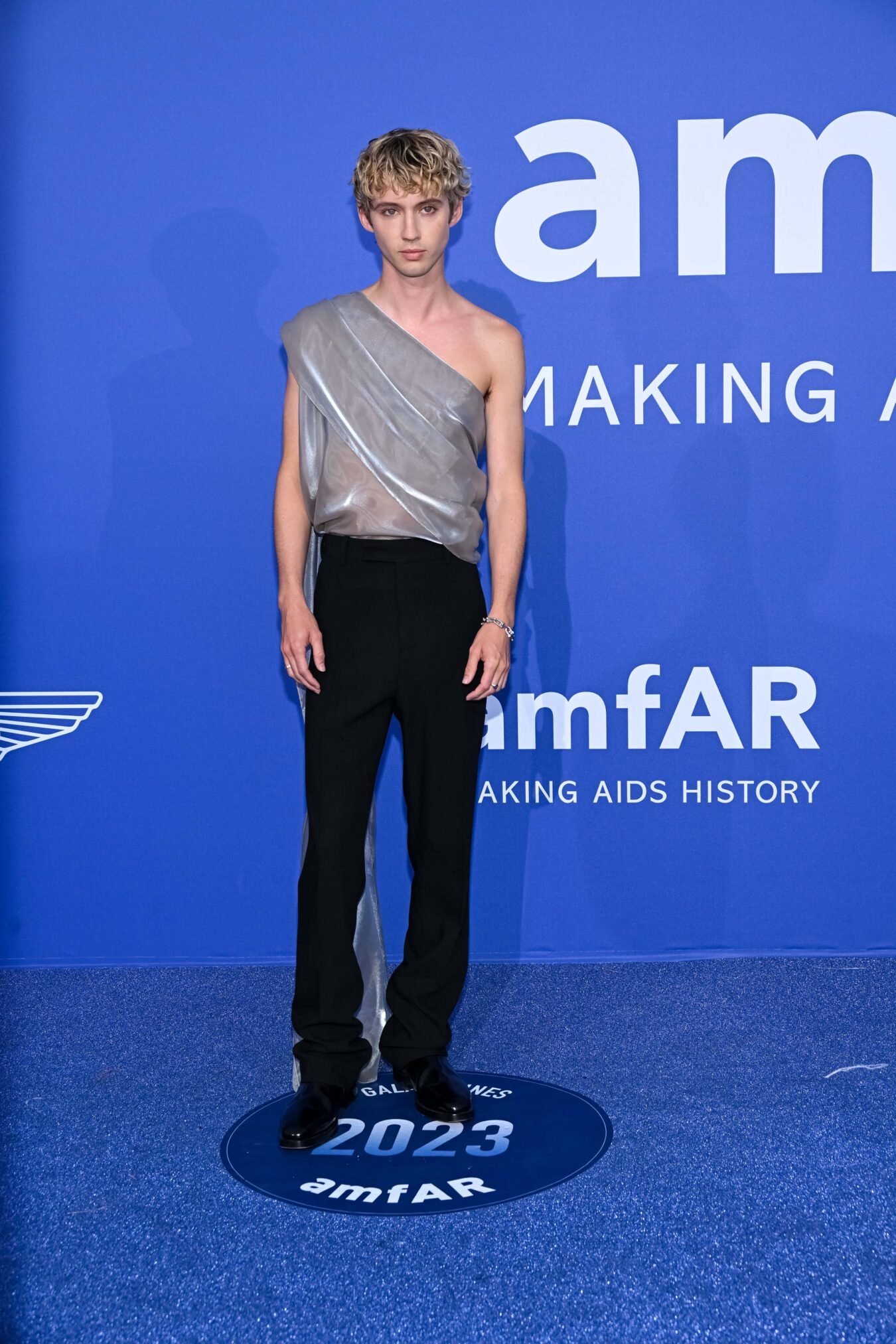 Troye Sivan en Ferragamo para la gala de amFar