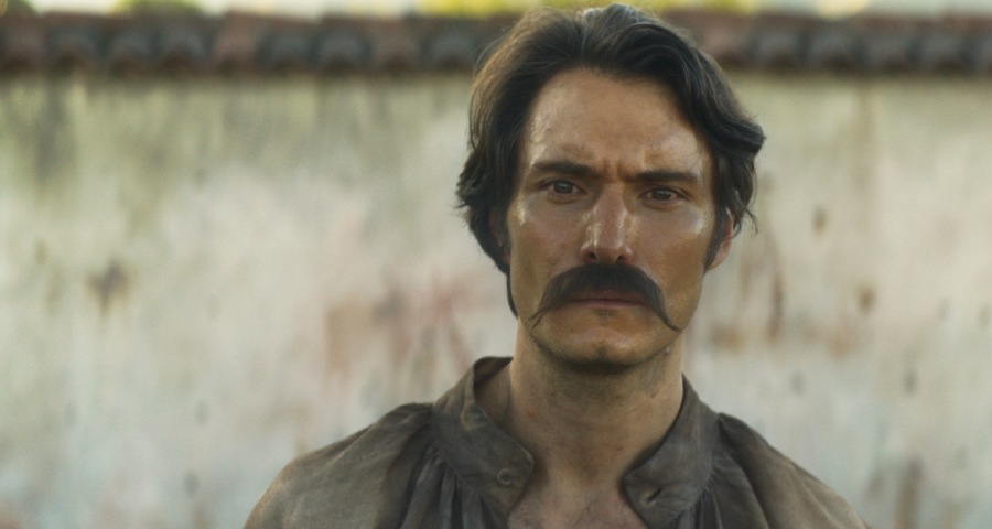 La novela, narra la historia de la familia Buendía a lo largo de siete generaciones en el ficticio pueblo de Macondo, que García Márquez describe como un lugar aislado del mundo exterior. Comienza con José Arcadio Buendía y Úrsula Iguarán, quienes fundan el pueblo. A medida que la narrativa avanza, se desarrolla una crónica compleja y cíclica de su descendencia, marcada por la repetición de nombres, tragedias, y conflictos.