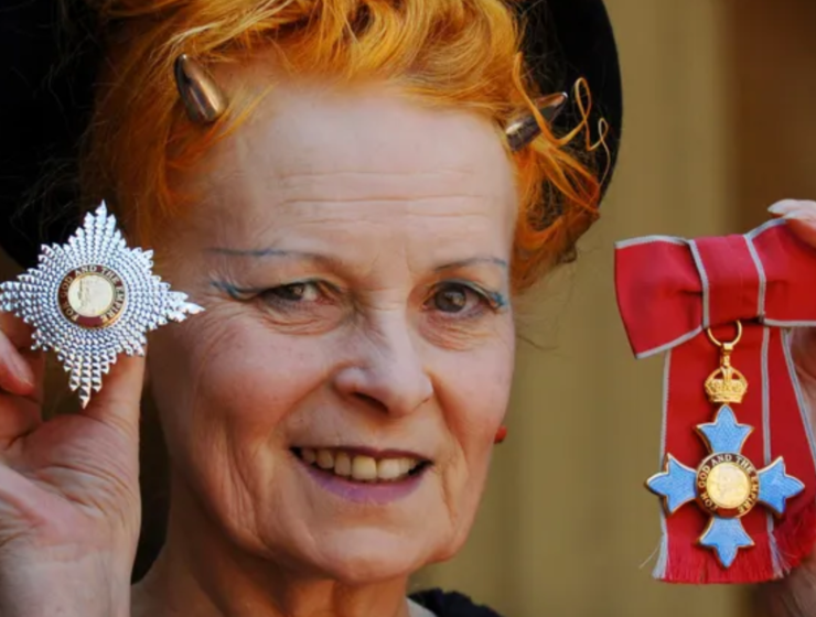 Vivienne Westwood fue una diseñadora británica de moda que se convirtió en un ícono cultural y político desde los años 70. Su firma homónima es reconocida por su influencia en la moda punk y su constante mezcla de estilo rebelde con elementos de la alta costura. 