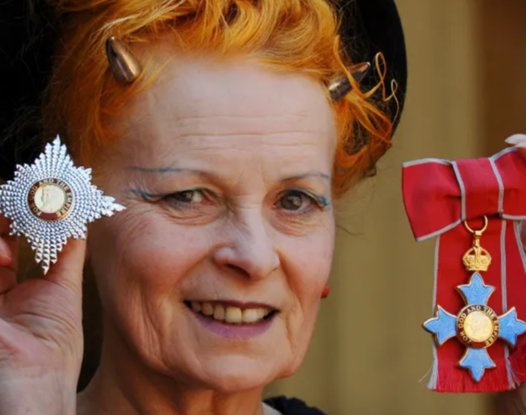 Vivienne Westwood fue una diseñadora británica de moda que se convirtió en un ícono cultural y político desde los años 70. Su firma homónima es reconocida por su influencia en la moda punk y su constante mezcla de estilo rebelde con elementos de la alta costura. 