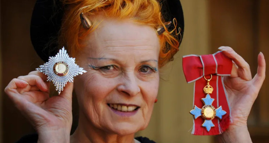 Vivienne Westwood fue una diseñadora británica de moda que se convirtió en un ícono cultural y político desde los años 70. Su firma homónima es reconocida por su influencia en la moda punk y su constante mezcla de estilo rebelde con elementos de la alta costura. 