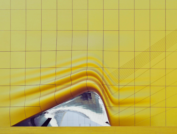 El color amarillo en la moda y el arte tiene una presencia significativa y multifacética. Su vibración y versatilidad lo hacen tanto un color de desafío como de celebración. Este color que se le atribuye sin género es de los más peculiares y energeticos en la moda.