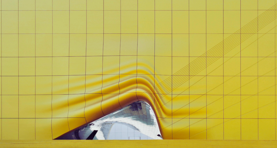 El color amarillo en la moda y el arte tiene una presencia significativa y multifacética. Su vibración y versatilidad lo hacen tanto un color de desafío como de celebración. Este color que se le atribuye sin género es de los más peculiares y energeticos en la moda.