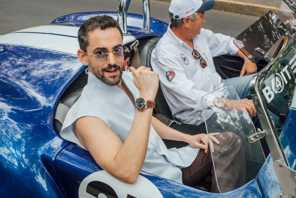 Luis Gerardo Mendez llegando a la apertura de la boutique de ciudad de México Foto: Cortesía Breitling.