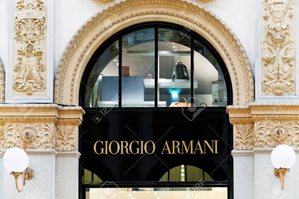 Fachada de Giorgio Armani en Italia. 