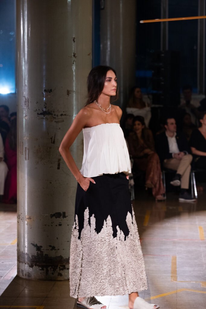 Blusa strapless con falda bordada de colección Proceso de A New Cross.