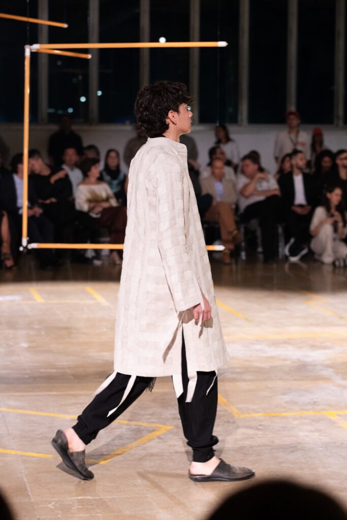 Cazadora con tiras, colección Proceso de A New Cross. 