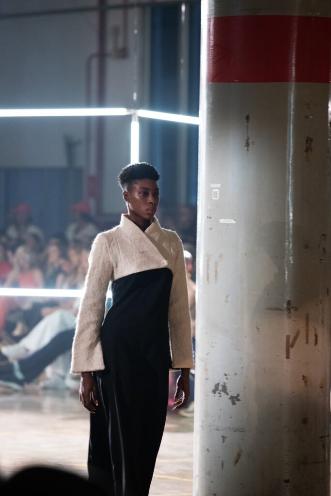 Vestido negro con torero sastre de colección Proceso de A New Cross.