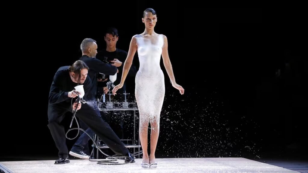 Presentación Coperni primavera-vernao 2023 París Fashion Week Bella Hadid