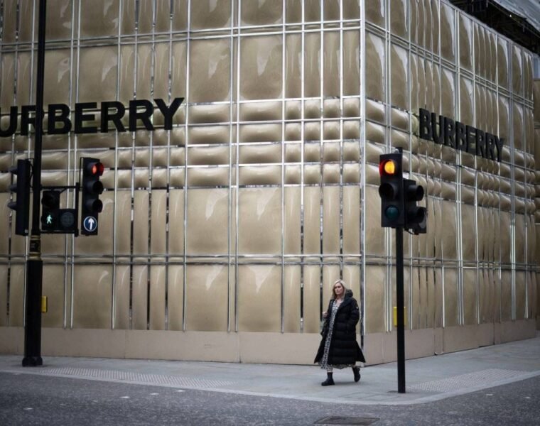 JOSHUA SCHULMAN EL NUEVO CEO DE BURBERRY: UNA TRAYECTORÍA VISIONARIA_ NOIR